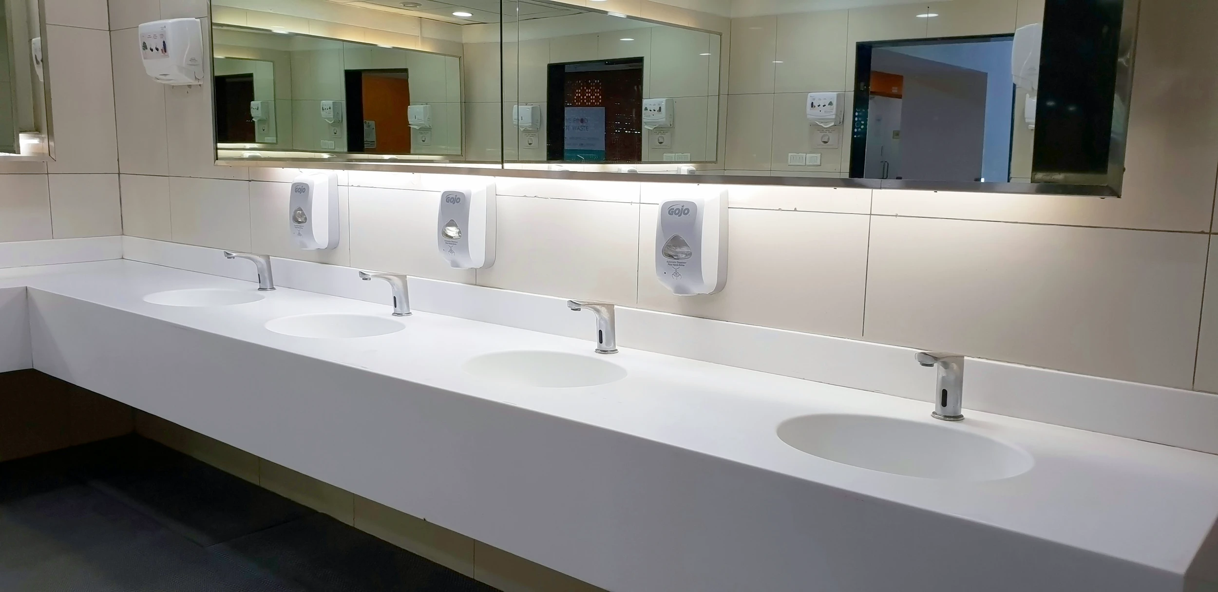Voor verbruiksartikelen zoals zeepnavullingen bent u bij De Coryfee aan het juiste adres. Efficiënte levering voor bedrijven en instellingen.