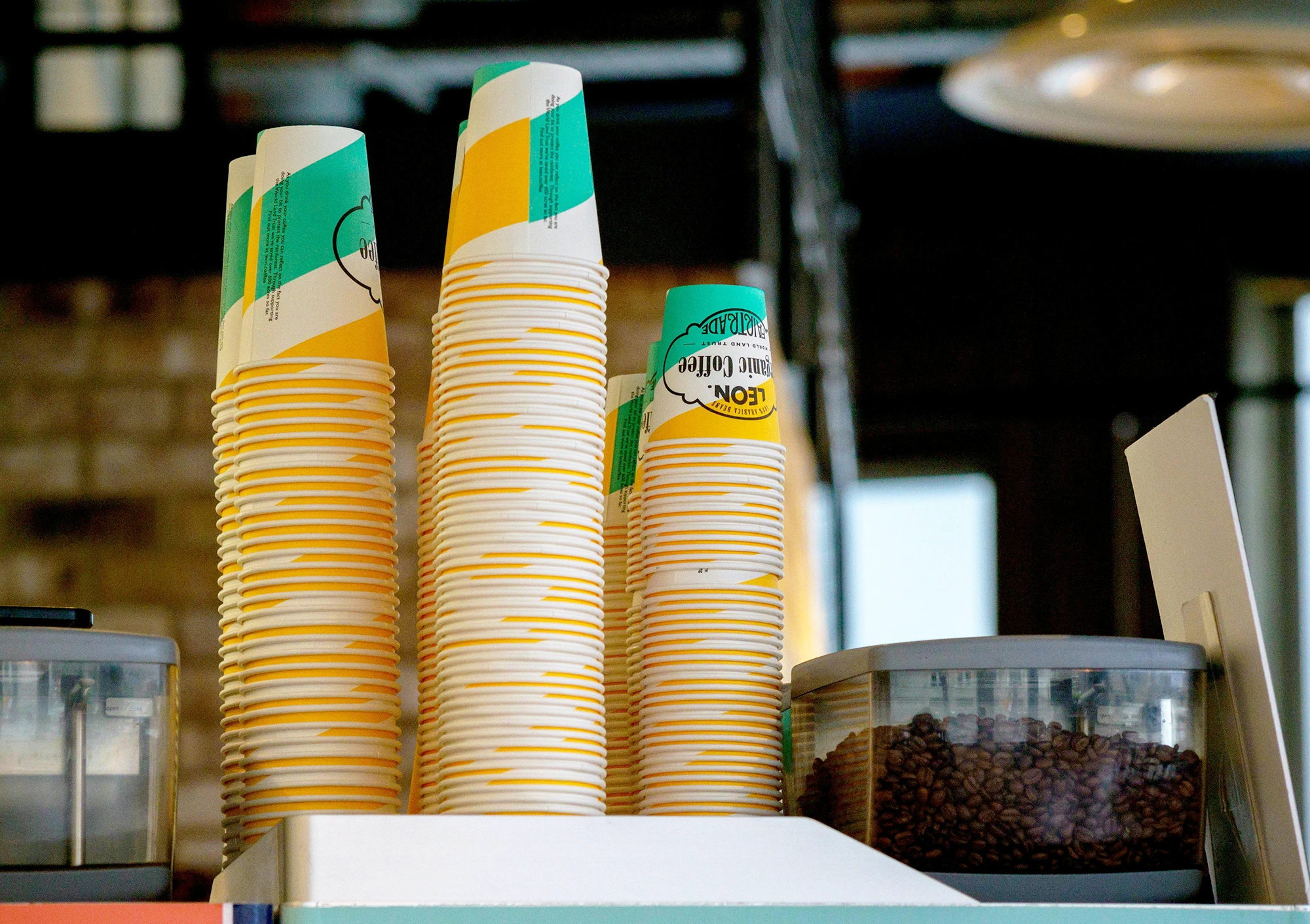 Voor verbruiksartikelen zoals koffiebekers bent u bij De Coryfee aan het juiste adres. Efficiënte levering voor bedrijven en instellingen.